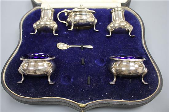 A cased George V silver five piece condiment set, Robert Pringle & Sons, London, 1935 and one spoon, (2 spoons missing), 9 oz.